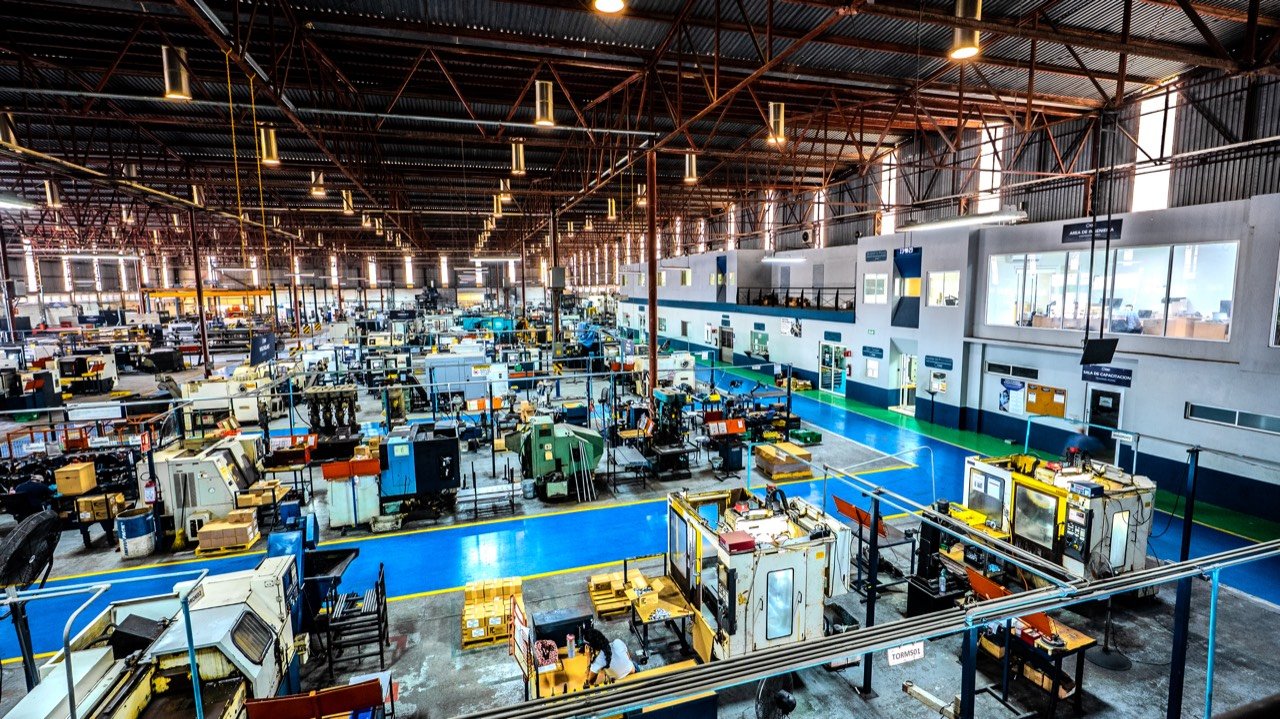 Instalaciones CNC Industrial — planta productiva de 5,000 m²
