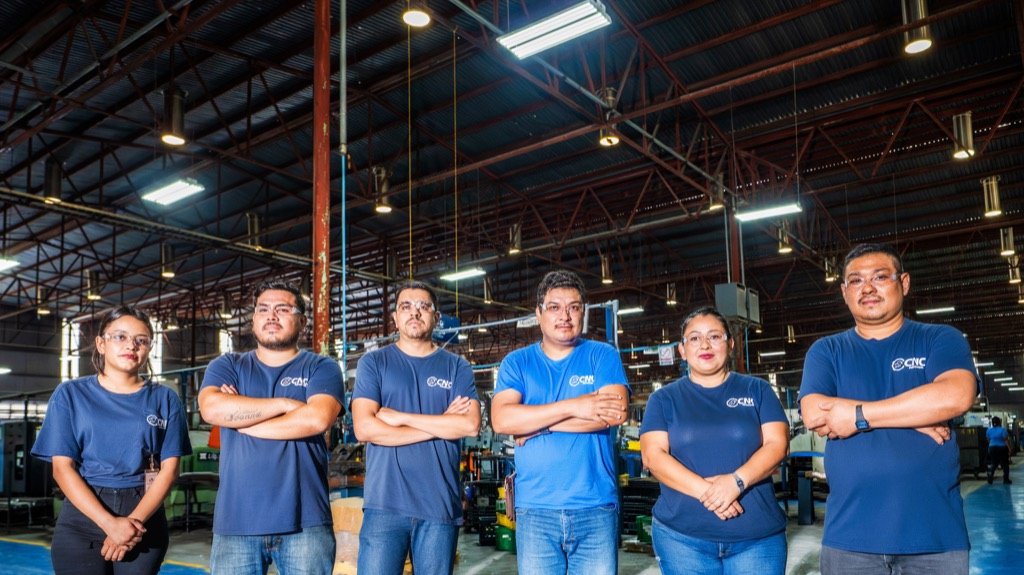 Equipo de CNC Industrial en la planta de producción