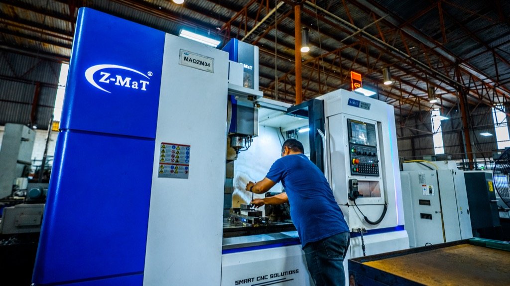 Centro de maquinado CNC en planta CNC Industrial